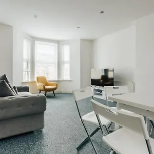 https://new-central-two-double-bedroom-flat-in-lansdowne.tophotelsbath.com