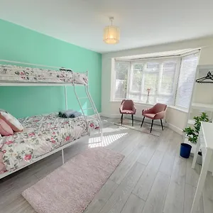 https://town-centre-bic-beach-pet-friendly-with-garden-parking.tophotelsbath.com