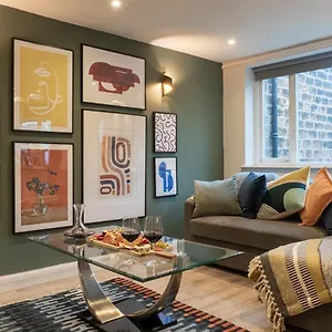 The Old Coach House: Luxurious Retreat Near Town Centre Holiday home